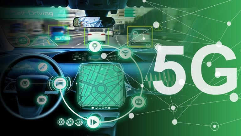 車の運転席をバックに5Gの文字